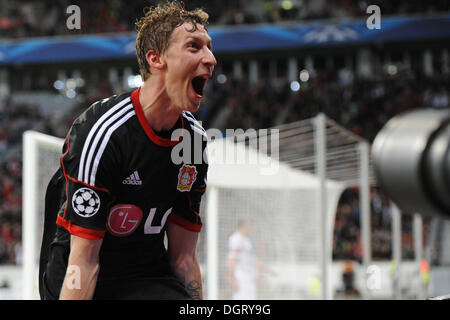 Leverkusen, Deutschland. 23. Oktober 2013. Leverkusens Stefan Kiessling feiert sein Tor in der Champions League-Gruppenphase ein Match zwischen Bayer 04 Leverkusen und FC Shakhtar Donetsk in der BayArena in Leverkusen, Deutschland, 23. Oktober 2013. Foto: Frederic Scheidemann/Dpa/Alamy Live News Stockfoto