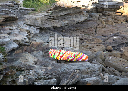 Sydney, Australien. 24. Oktober 2013. Skulptur am Meer ist eine jährliche Veranstaltung entlang der Küste zwischen Bondi und Tamarama Strände in Sydney. Abgebildet ist Polyrock von Bev Goodwin © Martin Beere/Alamy Live News Stockfoto