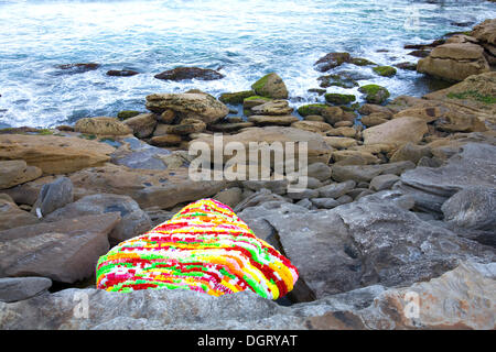 Sydney, Australien. 24. Oktober 2013. Skulptur am Meer ist eine jährliche Veranstaltung entlang der Küste zwischen Bondi und Tamarama Strände in Sydney. Abgebildet ist Polyrock von Bev Goodwin © Martin Beere/Alamy Live News Stockfoto