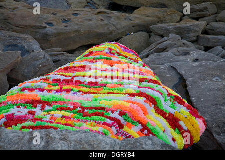 Sydney, Australien. 24. Oktober 2013. Skulptur am Meer ist eine jährliche Veranstaltung entlang der Küste zwischen Bondi und Tamarama Strände in Sydney. Abgebildet ist Polyrock von Bev Goodwin © Martin Beere/Alamy Live News Stockfoto