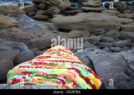 Sydney, Australien. 24. Oktober 2013. Skulptur am Meer ist eine jährliche Veranstaltung entlang der Küste zwischen Bondi und Tamarama Strände in Sydney. Abgebildet ist Polyrock von Bev Goodwin © Martin Beere/Alamy Live News Stockfoto