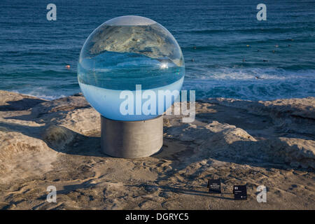 Sydney, Australien. 24. Oktober 2013. Skulptur am Meer ist eine jährliche Veranstaltung entlang der Küste zwischen Bondi und Tamarama Strände in Sydney. Im Bild ist die Skulptur Nr. 83, Horizont von Lucy Humphrey © Martin Beere/Alamy Live News Stockfoto