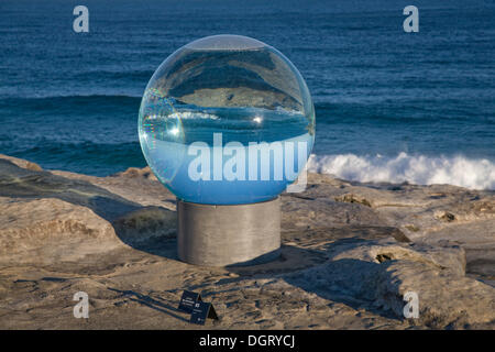 Sydney, Australien. 24. Oktober 2013. Skulptur am Meer ist eine jährliche Veranstaltung entlang der Küste zwischen Bondi und Tamarama Strände in Sydney. Im Bild ist die Skulptur Nr. 83, Horizont von Lucy Humphrey © Martin Beere/Alamy Live News Stockfoto