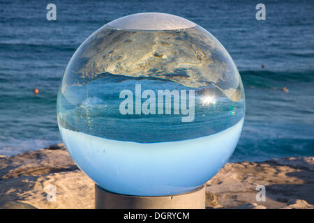 Sydney, Australien. 24. Oktober 2013. Skulptur am Meer ist eine jährliche Veranstaltung entlang der Küste zwischen Bondi und Tamarama Strände in Sydney. Im Bild ist die Skulptur Nr. 83, Horizont von Lucy Humphrey © Martin Beere/Alamy Live News Stockfoto