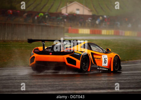 McLaren MP4 12C GT3 racing in der FIA-GT, Nogaro, Midi-Pyrénées, Frankreich Stockfoto