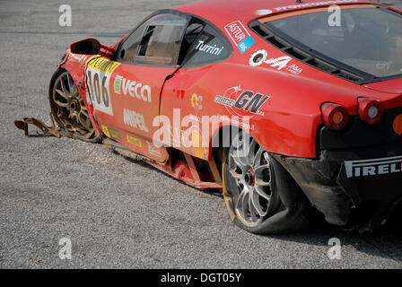 Abgestürztes Auto bei der Ferrari Challenge auf dem Misano Circuit, Italien, Europa Stockfoto