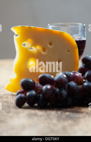 Schweizer Käse, Weintrauben und Rotwein Stockfoto