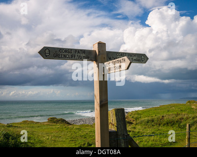 Wegweiser auf dem South West Coast Path im Spätsommer in der Nähe von Westward Ho! und Abbotsham, Devon, England. Stockfoto