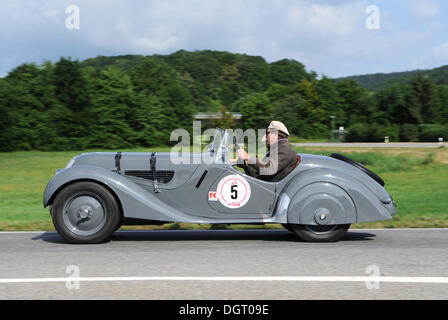 BMW 328 Roadster, Baujahr 1939, 100 PS, angetrieben von Michael Matt, Co-Pilot Birgit Matt, 7. Regensburger Classic Rallye, Regensburg Stockfoto