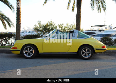 Oldtimer, Porsche 911 Targa am Yachthafen in Palma De Mallorca, Mallorca, Spanien, Europa Stockfoto