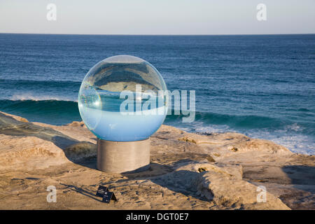 Sydney, Australien. 24. Oktober 2013. Skulptur am Meer ist eine jährliche Veranstaltung entlang der Küste zwischen Bondi und Tamarama Strände in Sydney. Im Bild ist die Skulptur Nr. 83, Horizont von Lucy Humphrey © Martin Beere/Alamy Live News Stockfoto