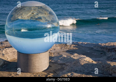 Sydney, Australien. 24. Oktober 2013. Skulptur am Meer ist eine jährliche Veranstaltung entlang der Küste zwischen Bondi und Tamarama Strände in Sydney. Im Bild ist die Skulptur Nr. 83, Horizont von Lucy Humphrey © Martin Beere/Alamy Live News Stockfoto