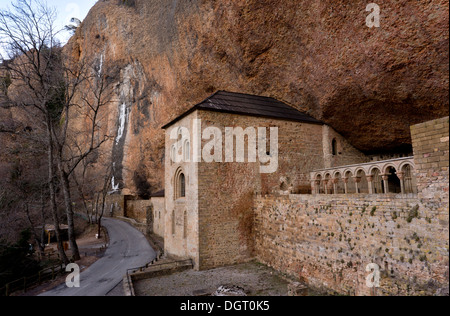 Die alte romanische Kloster von San Juan De La Peña im Winter, Spanien Stockfoto