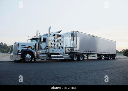 Kenworth Truck mit Kühlanhänger in Süd-Kalifornien, USA Stockfoto