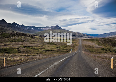 Autobahn durch Island Landschaft am bewölkten Tag. Horizontalen Schuss Stockfoto