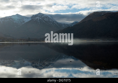 Die Bidean Nam Bian Range, Glencoe, über Loch Leven, von in der Nähe von North Ballachulish, Hochlandregion, Schottland, Vereinigtes Königreich Stockfoto