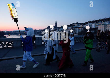 Menschen verkleidet für den Karneval zu Fuß auf Rheinbruecke Brücke, Morgestraich Karneval in Basel, Kanton Basel-Stadt Stockfoto