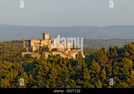 Dorf von Le Barroux und das Château du Barroux Schloss, Provence, Region, Département Vaucluse, Frankreich, Europa Stockfoto