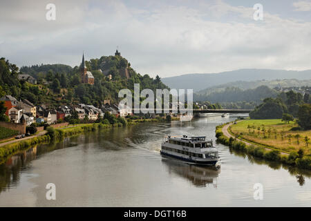 Passagierschiff auf der Saar in der Nähe von Saarburg, Rheinland-Pfalz Stockfoto