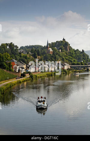 Hausboot schwimmt auf der Saar in der Nähe von Saarburg, Rheinland-Pfalz Stockfoto