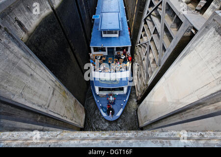 Passagierschiff auf der Saar Schleuse Mettlach, Saarland Stockfoto