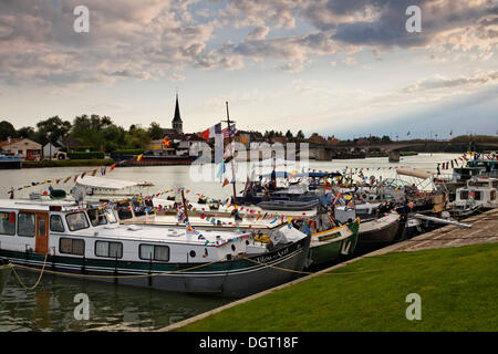 Boote für die 42. Pardon de Marines, Wallfahrt der Schiffer auf der Saône und seine Ufer, Saint-Jean-de-Losne dekoriert Stockfoto