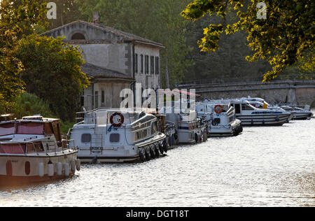 Canal du Midi an Bram, Restaurant mit Pier, Bram - Aude, Region Languedoc-Roussillon, Frankreich Stockfoto