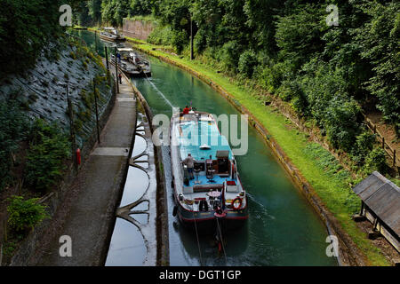 Tunnel von Riqueval für den Kanal von Saint-Quentin, der Schlepper bewegt sich entlang einer Kette und kann mehrere Schiffe durch Ziehen der Stockfoto