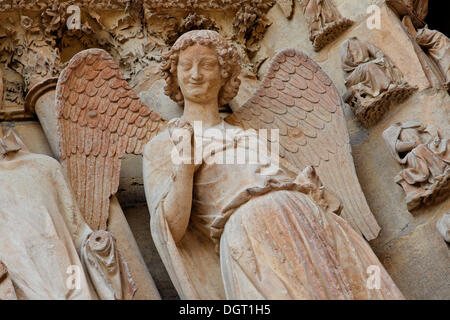 Engel auf der linken Hauptportal, Kathedrale von Notre Dame, Reims, Via Francigena, Departement Marne, Region Champagne-Ardenne Stockfoto