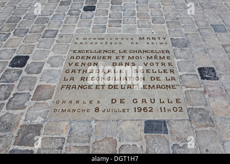 Kathedrale von Notre Dame, Reims, Gedenkstein vor der Kirche für den Besuch von Adenauer und de Gaulle am 8. Juli 1962 Stockfoto