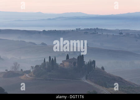 Morgen-Stimmung, Blick Richtung Podere Belvedere, Val d ' Orcia, Orcia-Tals, UNESCO-Weltkulturerbe, der Region Toskana Stockfoto