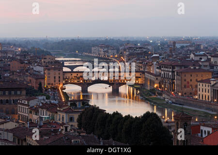 Abend auf der Piazzale Michelangolo, mit Blick auf die Altstadt mit dem Fluss Arno und die Brücke Ponte Vecchio, Florenz Stockfoto