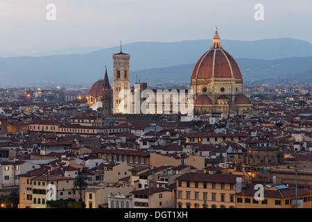 Abend auf der Piazzale Michelangolo, mit Blick auf die Altstadt mit dem Dom, Florenz, Provinz Florenz, Toskana Stockfoto