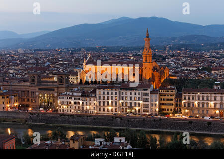 Abend auf der Piazzale Michelangolo, mit Blick auf die Altstadt mit der Kirche von Santa Croce, Florenz, Provinz Florenz Stockfoto