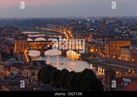 Abend auf der Piazzale Michelangolo, mit Blick auf die Altstadt mit dem Fluss Arno und die Brücke Ponte Vecchio, Florenz Stockfoto