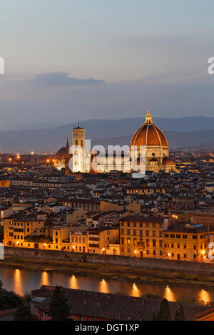 Abend auf der Piazzale Michelangolo, mit Blick auf die Altstadt mit dem Dom, Florenz, Provinz Florenz, Toskana Stockfoto