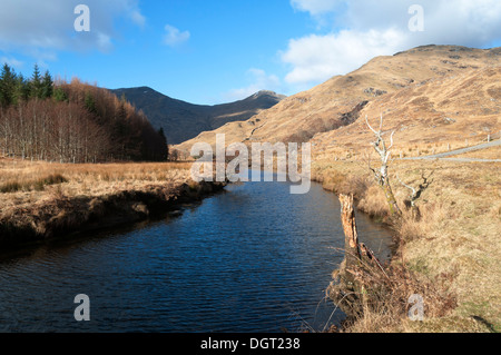 Rois Bheinn und Sgùrr Na Bà Glaise von Fluß Moidart in Glen Moidart, Hochlandregion, Schottland, UK. Stockfoto