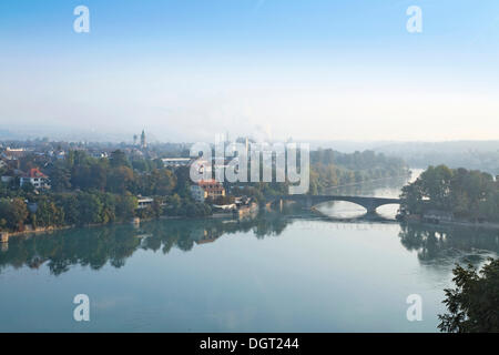 Ansicht von Rheinfelden und der Rheinbruecke-Brücke aus dem Silo der ehemaligen Cardinal Brauerei in Rheinfelden Stockfoto