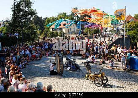 Die dritte Brueckensensationen Straßentheaterfestival, Ulrich Kahlert Auftritten als Ulik auf der Rheinbruecke-Brücke Stockfoto