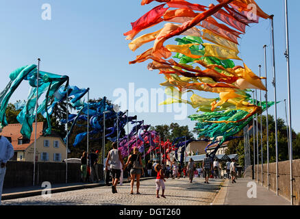 Die dritte Brueckensensationen Straße Theater Festival, Installation mit Tüchern von Rud Witt auf der Rheinbruecke-Brücke Stockfoto