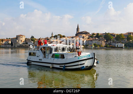 Hausboot auf dem Canal du Midi, Castelnaudary, Region Languedoc-Roussillon, Frankreich Stockfoto