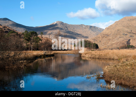 Sgùrr Na Bà Glaise spiegelt sich in den Fluss Moidart in Glen Moidart Hochlandregion, Schottland, UK. Stockfoto