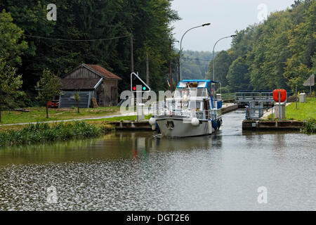 Hausboot auf dem Canal des Vosges, früher Canal de l ' est, Treppe sperrt Neins 8 bis 11 bei PK 103 Stockfoto