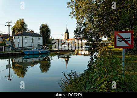 Hausboot im Hafen an der Canal des Vosges, früher Canal de l ' est, Corre, Vesoul, Haute-Saône, Franche-Comté, Frankreich Stockfoto