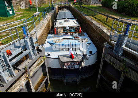 Frachter Joshua an Schleuse Nr. 41, Canal des Vosges, früher Canal de l ' est, Fontenoy-le-Château, Epinal, Lorraine Stockfoto