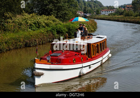 Boot auf dem Canal des Vosges, früher Canal de l &#39; Est, Fontenoy-le-Château, Epinal, Lothringen, Département Vosges, Frankreich Stockfoto