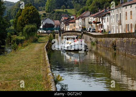 Hausboot auf dem Canal des Vosges, früher Canal de l ' est, durch ein Dorf, Fontenoy-le-Château, Epinal, Lorraine Stockfoto