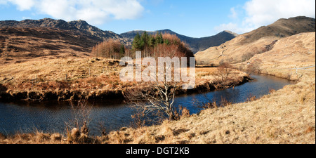 Rois Bheinn und Sgùrr Na Bà Glaise vom Fluss Moidart in Glen Moidart Hochlandregion, Schottland, UK. Stockfoto