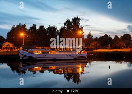 Hausboot auf dem Canal des Vosges, früher Canal de l ' est, Abendstimmung im Hafen, Girancourt, Epinal, Lorraine Stockfoto