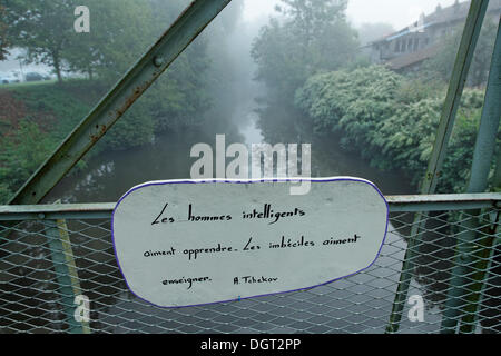 Ein Zitat von Dichter A. Tschechow auf einer Brücke über den Fluss Coney, Fontenoy-le-Château, Epinal, Lorraine, Département Vosges Stockfoto